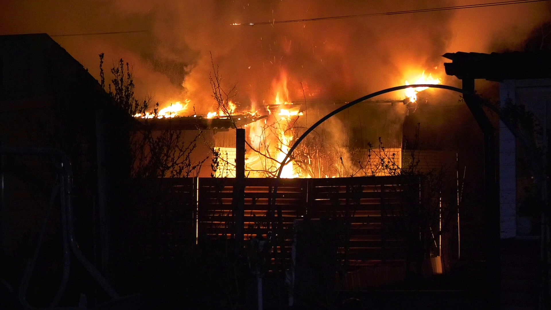 Meterhohe Flammen – Gartenlaube in Lokstedt brennt nieder
