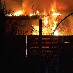 Meterhohe Flammen – Gartenlaube in Lokstedt brennt nieder