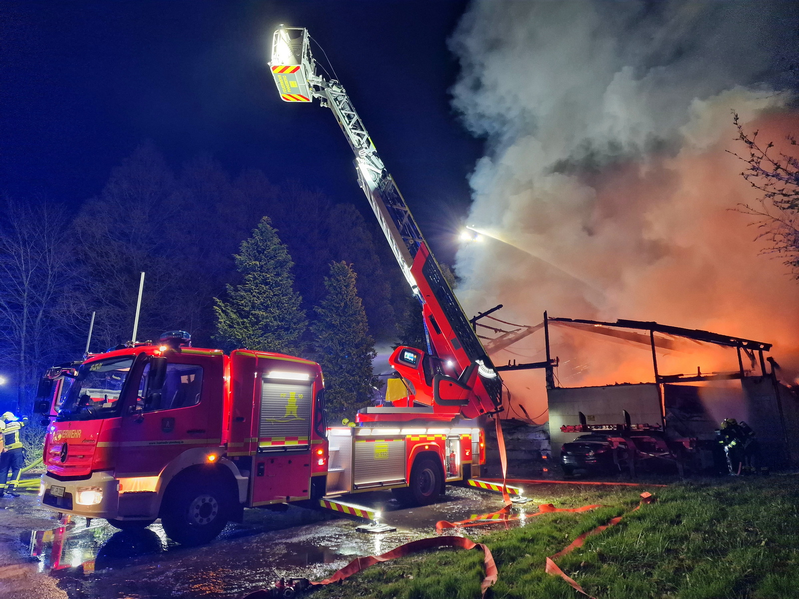 Halstenbek: Eine Lagerhalle mit Feuerwerkskörpern stand in Flammen.