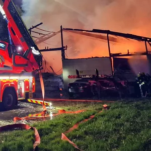 Halstenbek: Eine Lagerhalle mit Feuerwerkskörpern stand in Flammen.