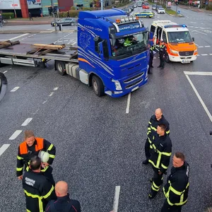 Abbiegender Lkw erfasst Radfahrer und verletzt ihn schwer