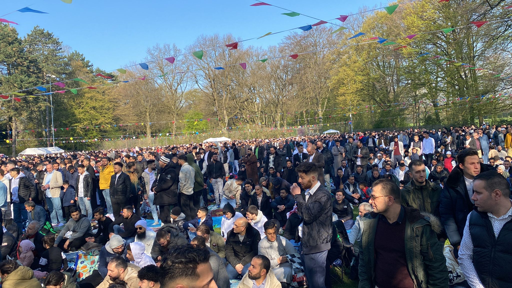 Aufnahme einer Gruppe feiernder muslimischer Menschen im Hamburger Stadtpark.
