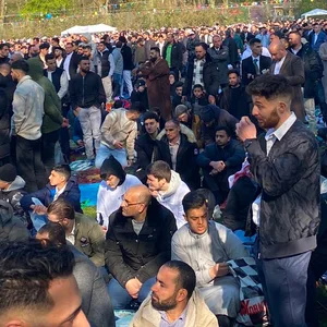 Aufnahme einer Gruppe feiernder muslimischer Menschen im Hamburger Stadtpark.