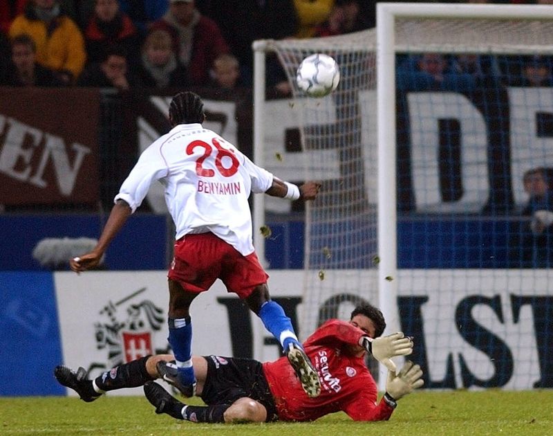 Derby im Dezember 2001: Collin Benjamin erzielt gegen St. Paulis Keeper Tihomir Bulat das 3:0 für den HSV (Endstand 4:3).