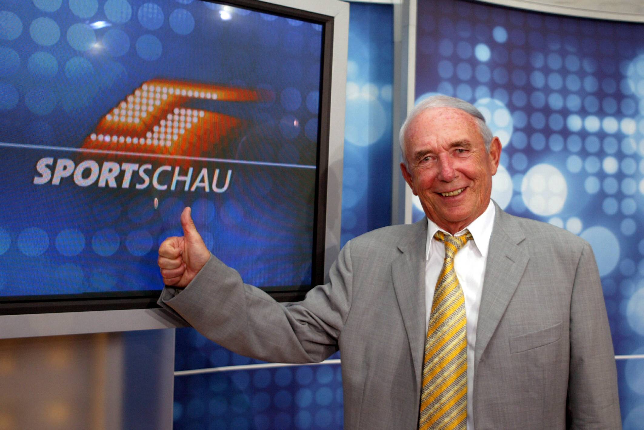 Ernst Huberty vor dem Sportschau-Logo (2003)