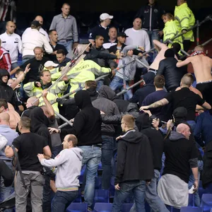Ultras von Feyenoord Rotterdam bei einer Schlägerei mit Fans von Standard Lüttich