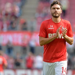 Jonas Hector klatscht in die Hände.
