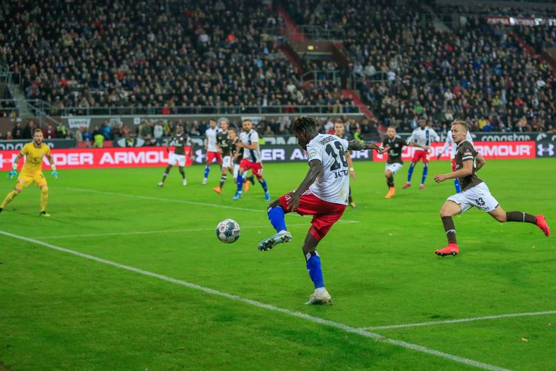 HSV-Profi Bakery Jatta flankt im Derby gegen St. Pauli
