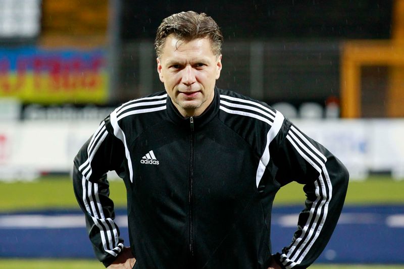 Schiedsrichter Thorsten Kinhöfer im Trainingsanzug.
