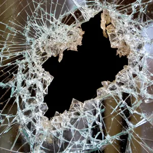 Zersplitterte Glasscheibe.