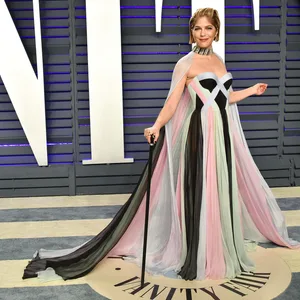Selma Blair mit ihrem Gehstock auf der Vanity Fair Oscar Party in Beverly Hills