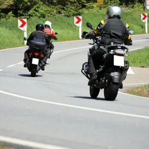 Gruppe von Bikern beim Motorradausflug ins Grüne