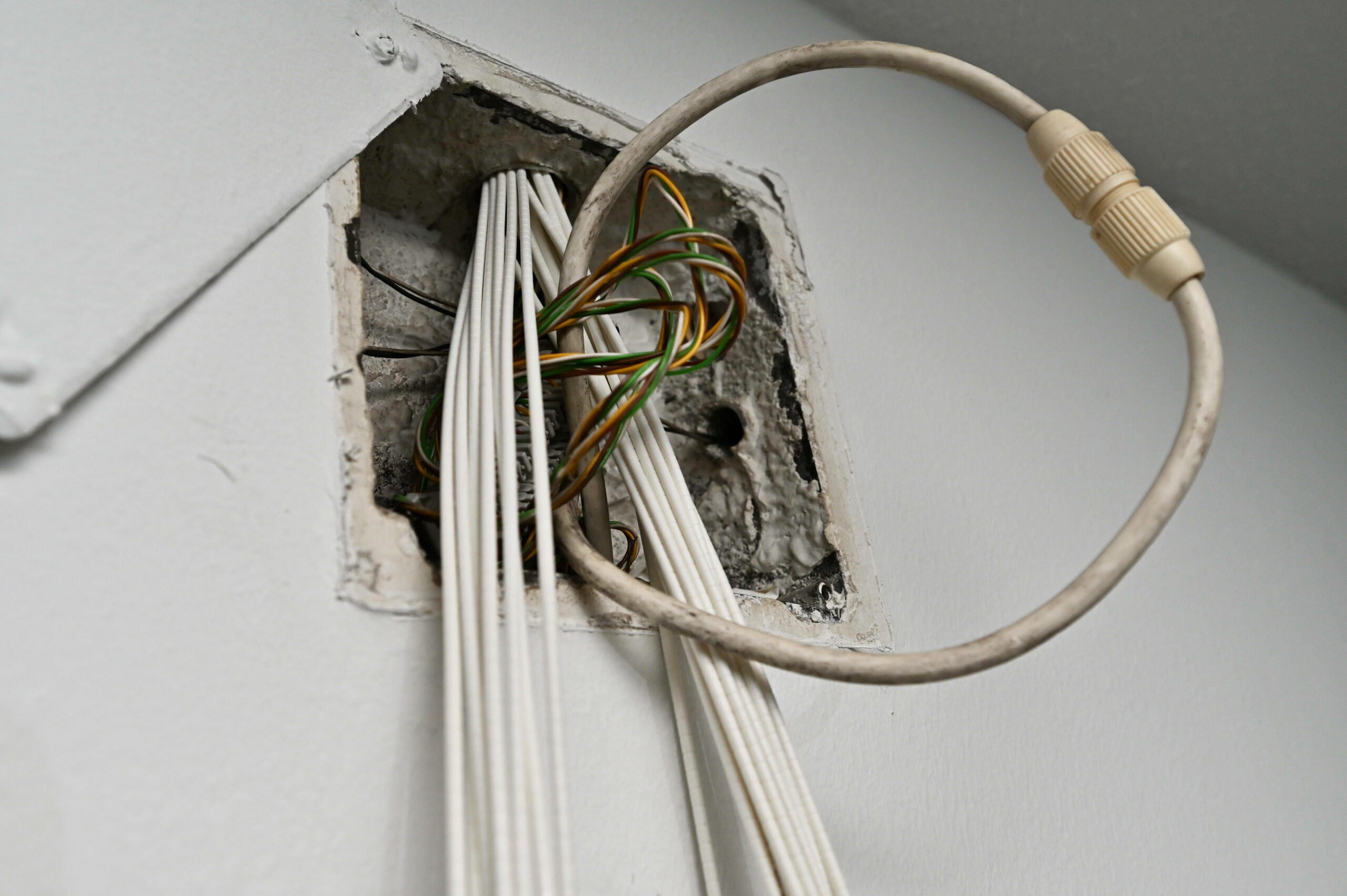 Der Techniker sollte in der Wohnung einen Internetanschluss auf Glasfaser umstellen, wobei es aber zu einem Konflikt kam. (Symbolbild)