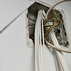 Der Techniker sollte in der Wohnung einen Internetanschluss auf Glasfaser umstellen, wobei es aber zu einem Konflikt kam. (Symbolbild)