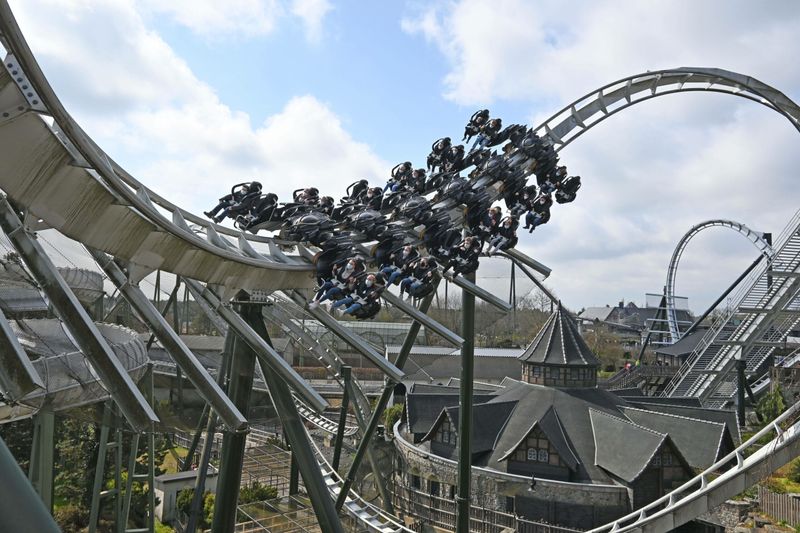 Reichlich Action gibt es im Heidepark Soltau: hier im „Flug der Dämonen“