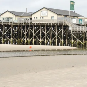 Bild der jetzigen Strandbar 54° in St. Peter-Ording mit alten Stahlrohrpfähle