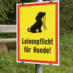 Hinweisschild auf Leinenpflicht im Naturschutzgebiet (Symbolbild).