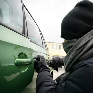 Ein Verbrecher klaut ein Auto (Symbolbild).