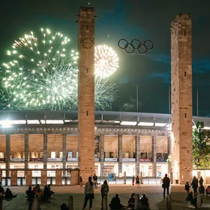 Die Olympische Ringe vor dem Olympiastadion in Berlin