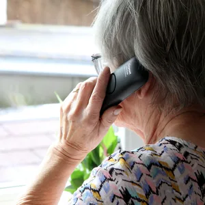 Frau am Telefon