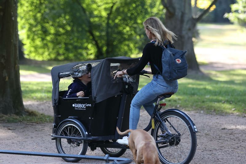 Eltern transportieren häufig ihre Kinder mit dem Lastenrad.
