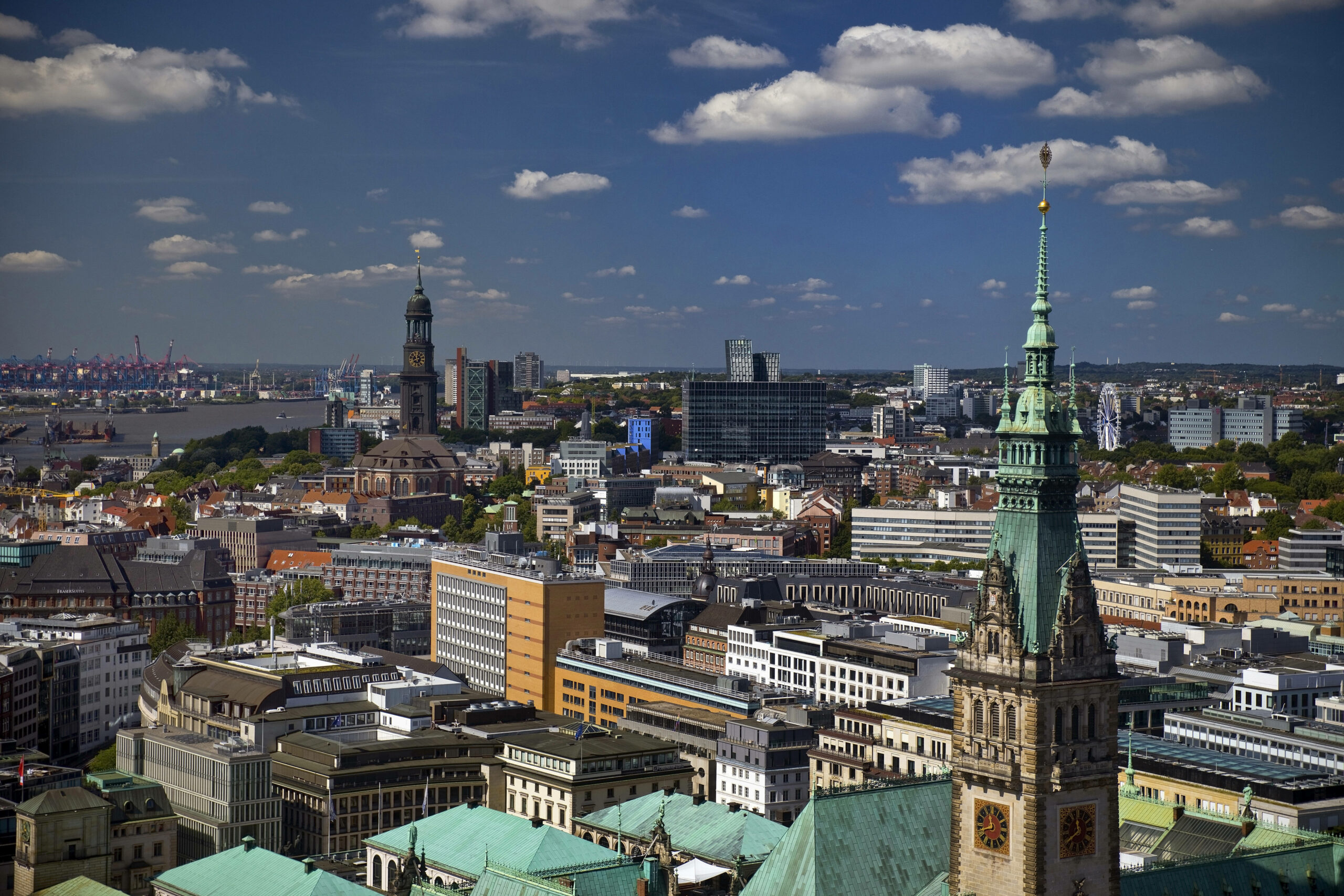 Stadtansicht von Hamburg von oben mit dem Hamburger Rathaus und dem Michel