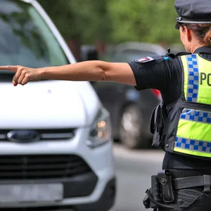 Eine Polizistin bei einer Kontrolle (Symbolbild)