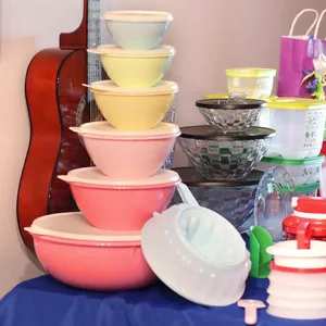 Aufnahme eines Stapels Tupperware-Dosen