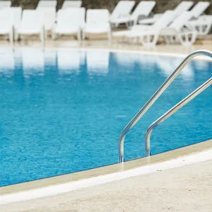 Das Außenbecken eines Schwimmbads (Symbolbild)