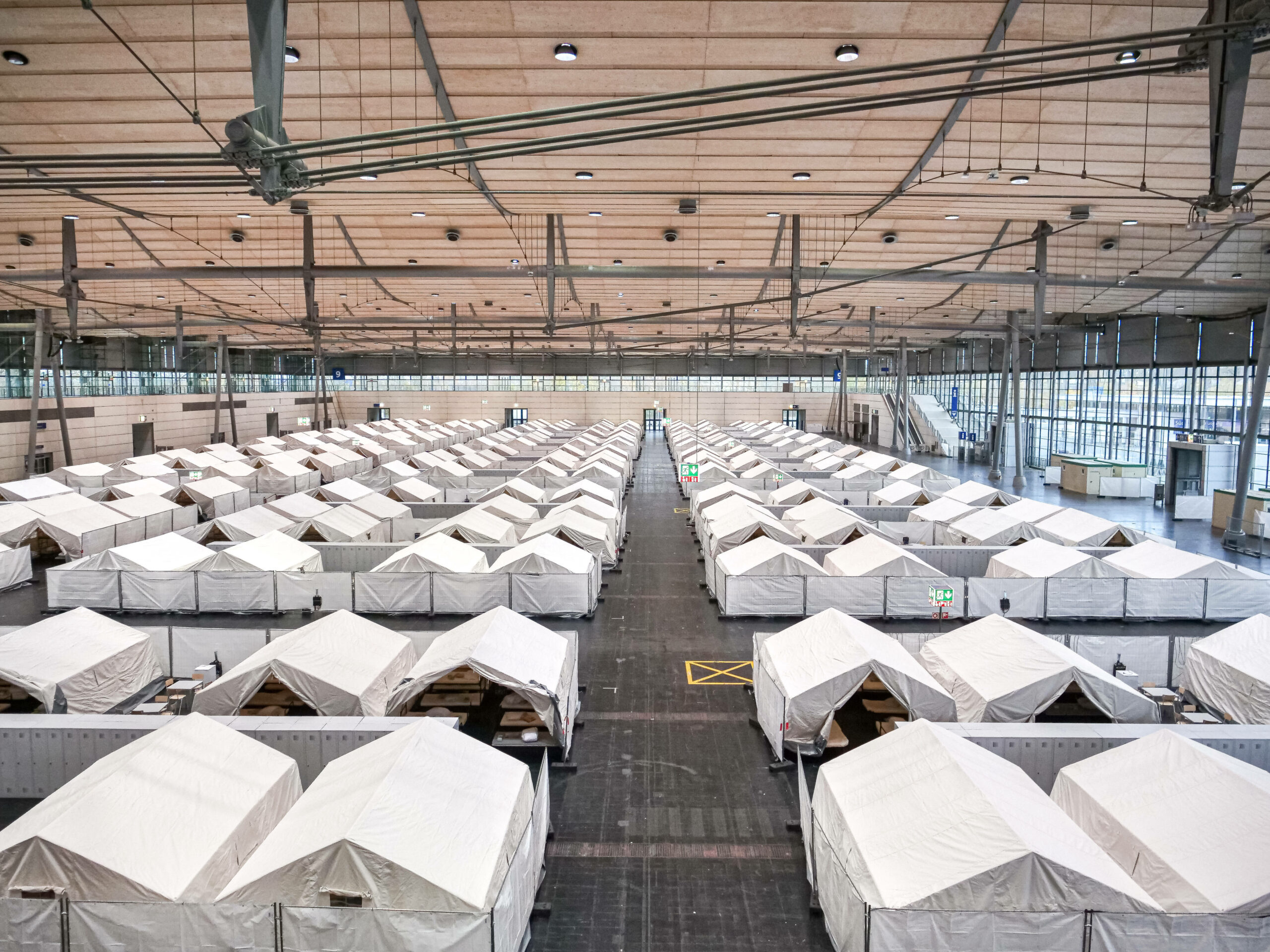 Zelte stehen in einer großen Flüchtlingsunterkunft auf dem Messegelände Hannover. (Archivbild)