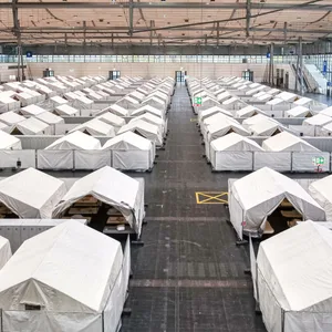 Zelte stehen in einer großen Flüchtlingsunterkunft auf dem Messegelände Hannover. (Archivbild)