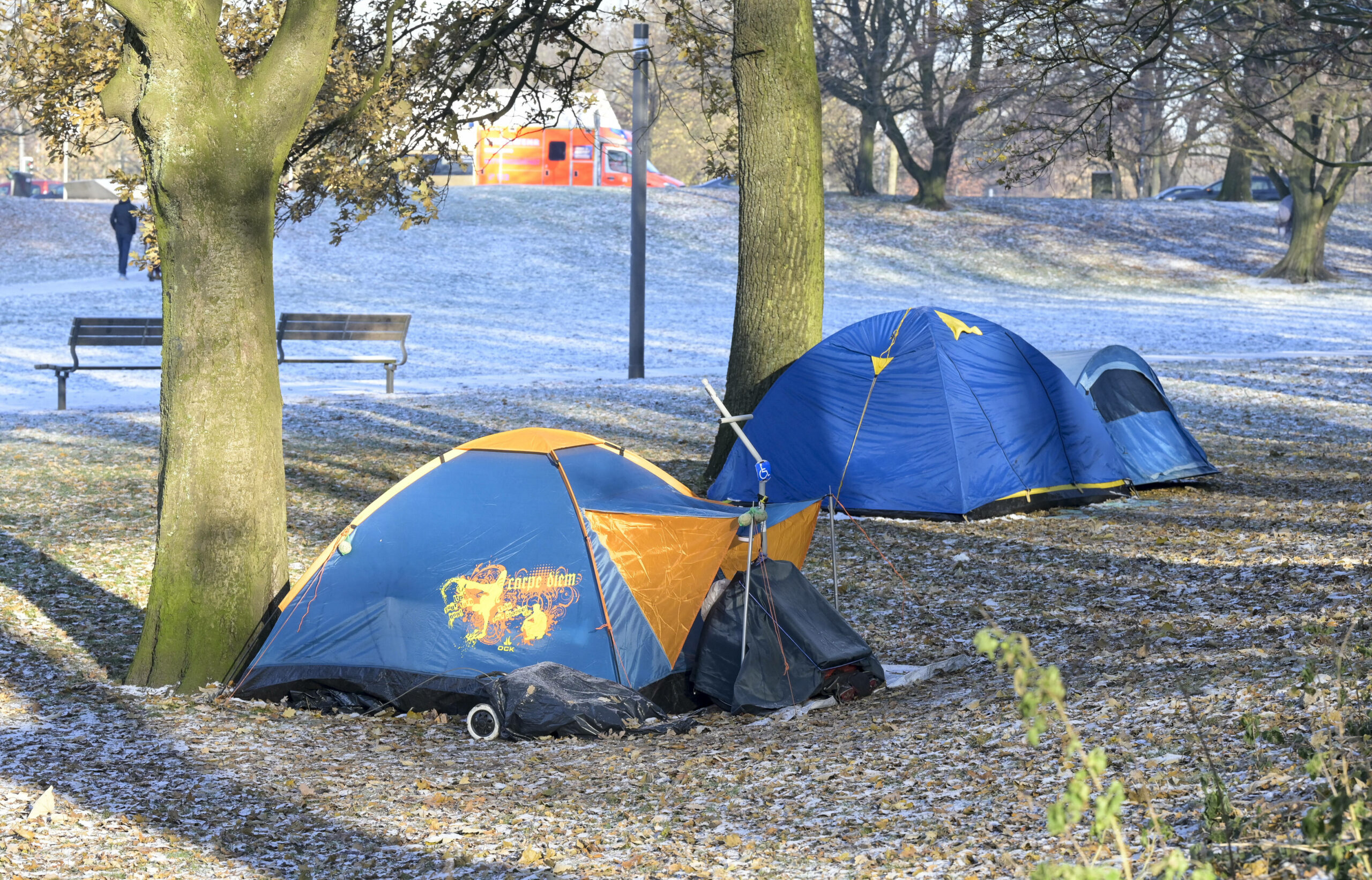 Zelte obdachloser Personen stehen in einem Park in Hamburg. (Symbolbild)