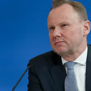 Andy Grote auf einer Pressekonferenz