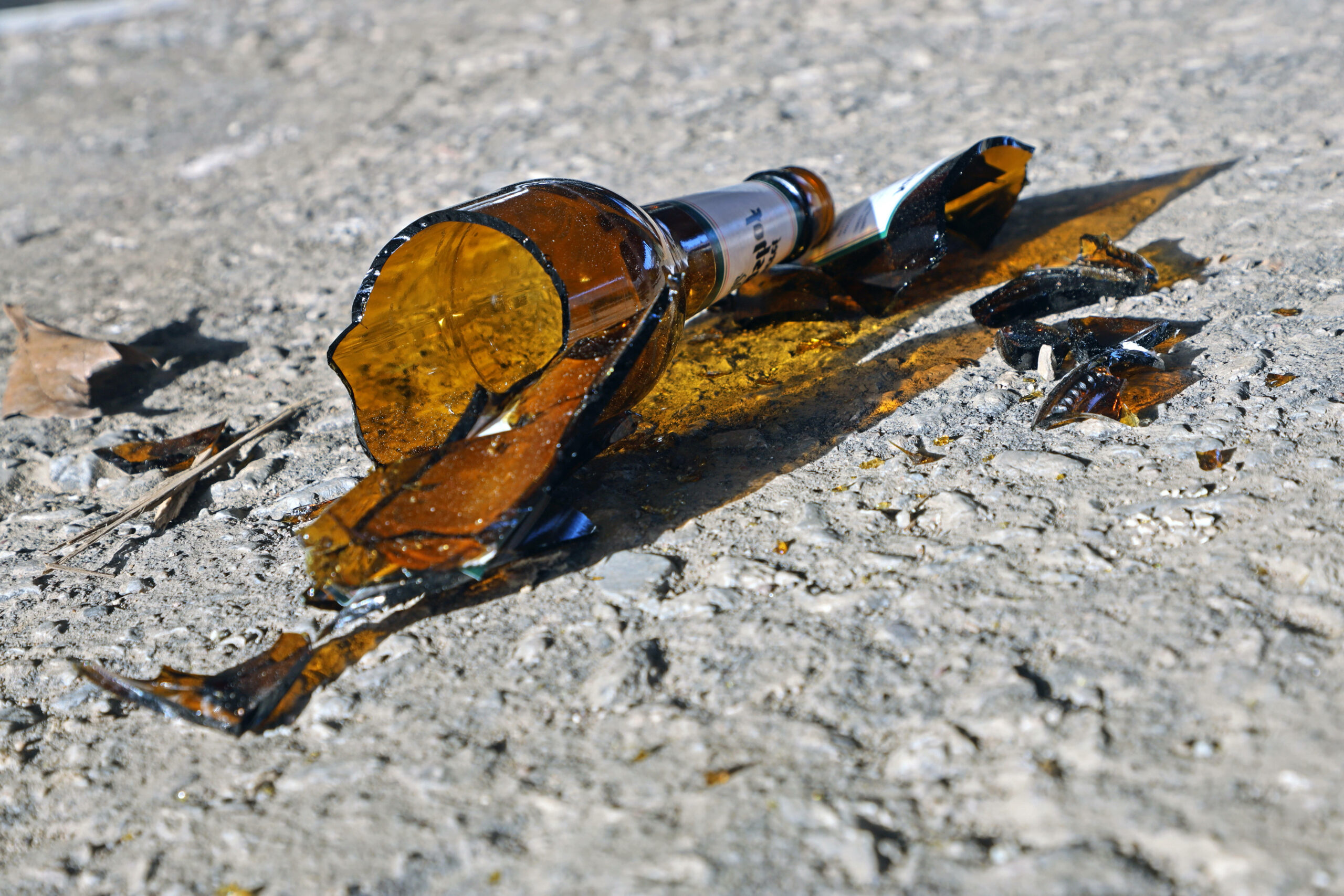 Der Mitarbeiter soll Chef mit einer abgebrochenen Glasflasche attackiert haben (Symbolfoto).