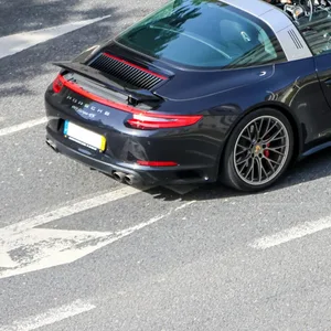 Porsche 911 Targa fährt auf einer Straße
