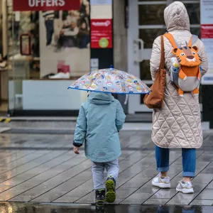 Mutter und Kind im Regen