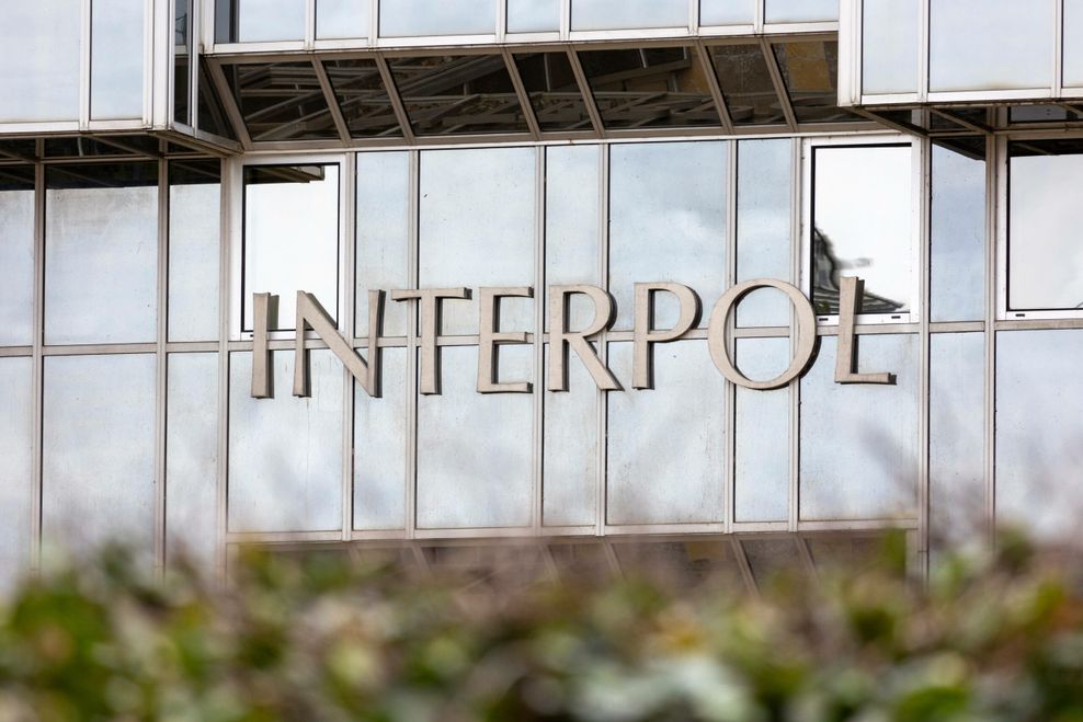 Interpol-Schriftzug an der Hauptzentrale in Lyon (Frankreich).