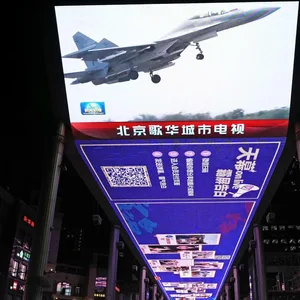 Ein großer Bildschirm auf einer Straße in Peking zeigt ein chinesisches Militärflugzeug, das an einer dreitägigen Luft- und Seeübung um Taiwan teilnimmt.