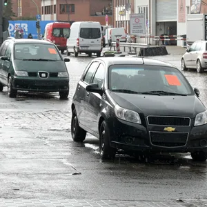 An der Billstraße stehen zahlreiche abgemeldete Fahrzeuge, die sogar den Großeinsatz der Feuerwehr behinderten. Nun sollen sie verschwinden.