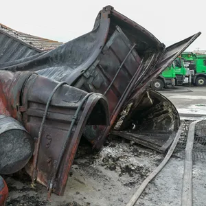 Geplatzte Fässer und ein durch das Feuer völlig verbogener Überseecontainer