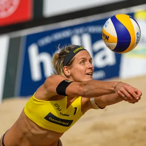 Laura Ludwig beim Beachvolleyball