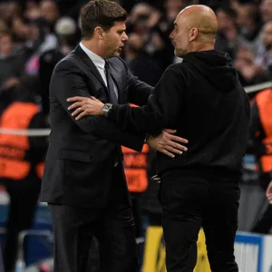 Mauricio Pochettino (hier mit Pep Guardiola) soll den FC Chelsea übernehmen.