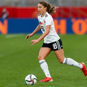 Nationalspielerin Melanie Leupolz im DFB-Trikot