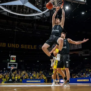Lukas Meisner dunkt in Berlin