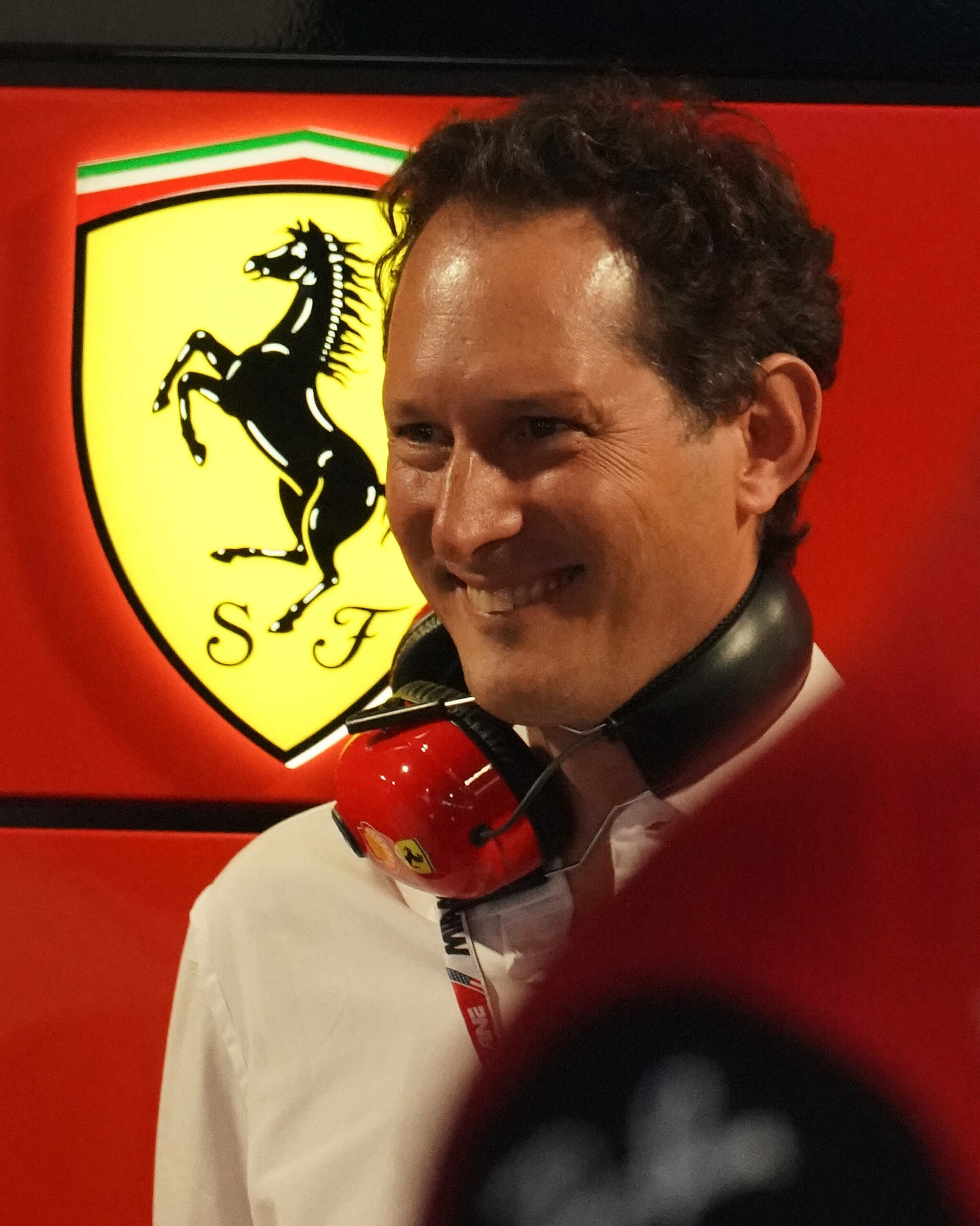 John Elkann vor dem Ferrari-Logo