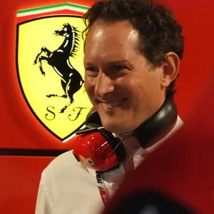 John Elkann vor dem Ferrari-Logo
