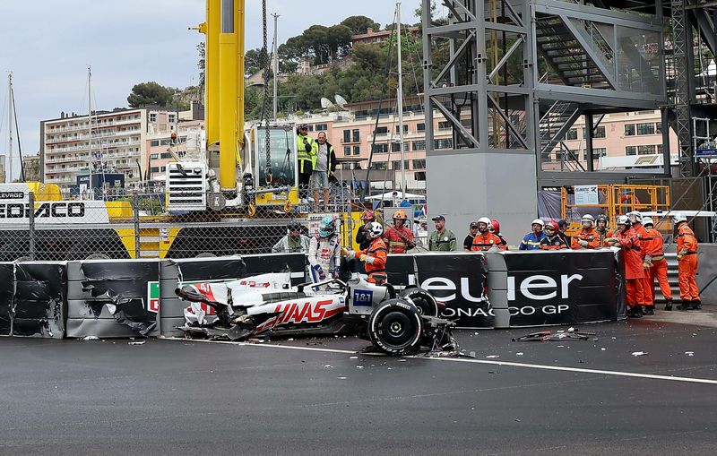 Ein zerstörtes Formel 1-Auto des Team Haas nach einem Unfall.