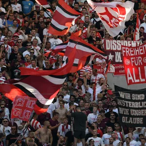 Fans der Fortuna Düsseldorf auf der Tribüne