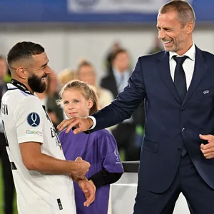 Aleksander Ceferin scherzt mit Karim Benzema