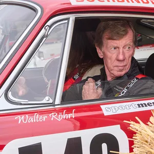 Walter Röhrl in einem Rallye-Auto